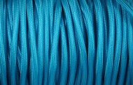 Câble électrique tissu bleu turquoise.
