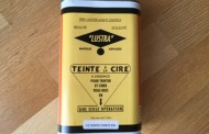 Produit pour teinter et cirer le bois